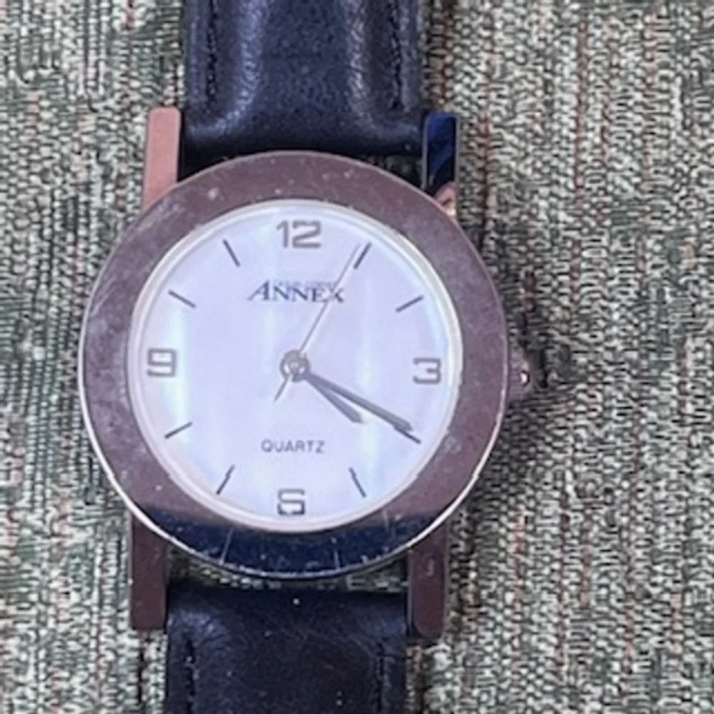 Casual Corner‎ Women's White Dial Quartz Watch Black Leather Band Japan Movement